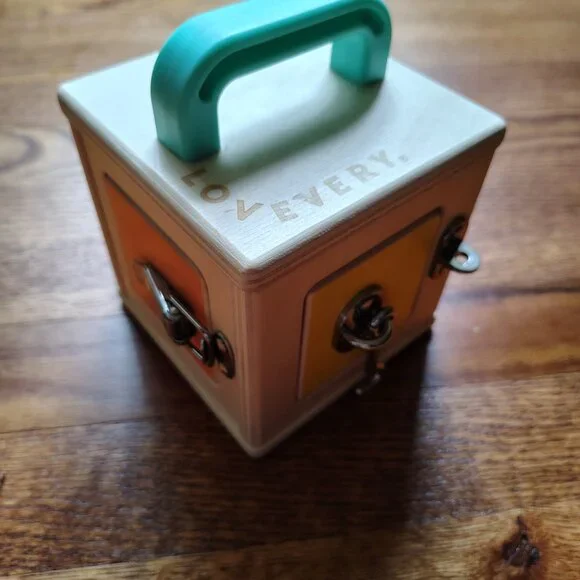 Lovevery bus and lockbox from the Realist playkit (19-21m) - Picture 2 of 16